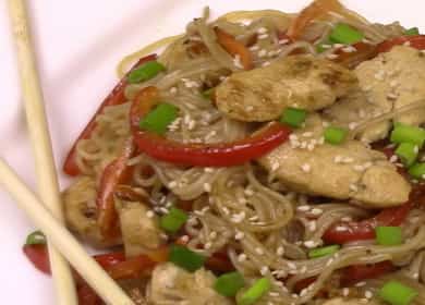 Rice noodles with chicken and vegetables - a delicious dinner in 15 minutes 🍝
