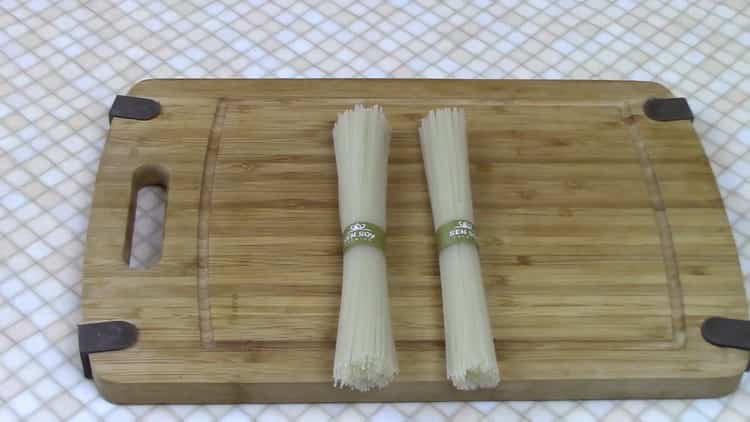 How to cook rice noodles with chicken and vegetables