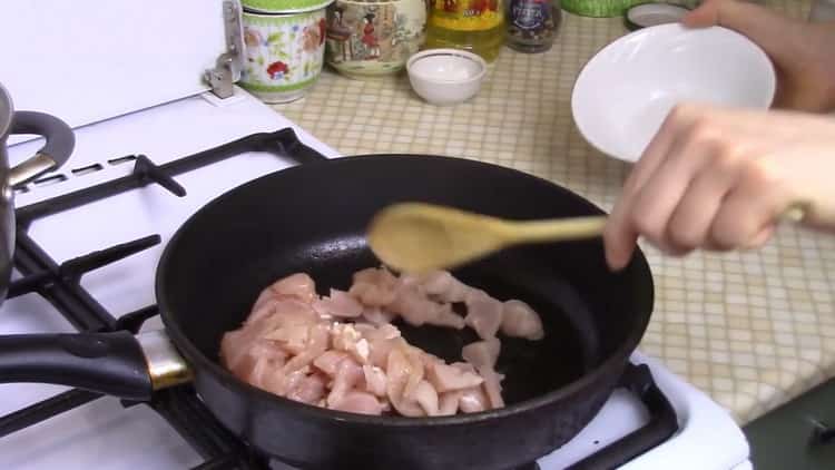 Fry the meat to make rice noodles