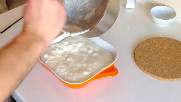 To prepare the pudding, put the ingredients in a mold