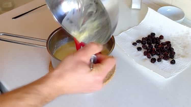 Combine the ingredients to make the pudding