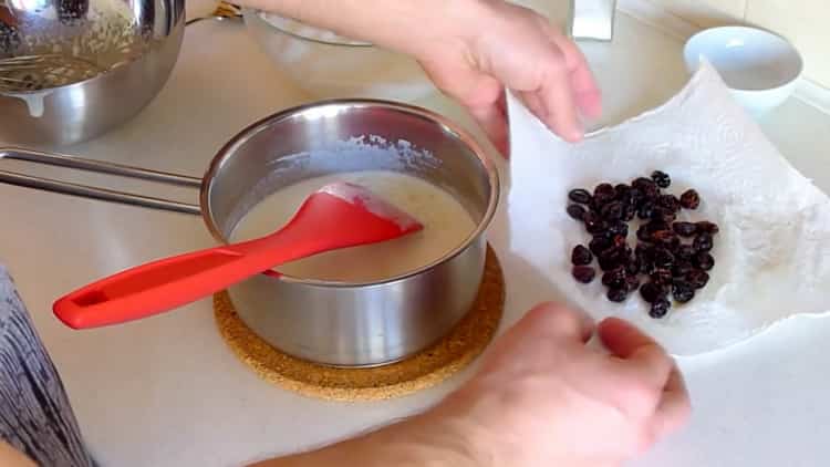 Rinse the raisins to make a pudding.
