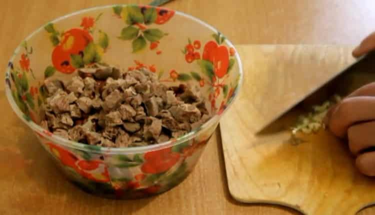 Chop the garlic to make a salad