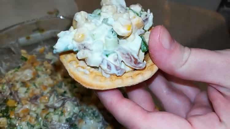 To make salad, fill tartlets