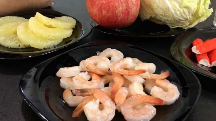 How to prepare a salad with shrimp and pineapple