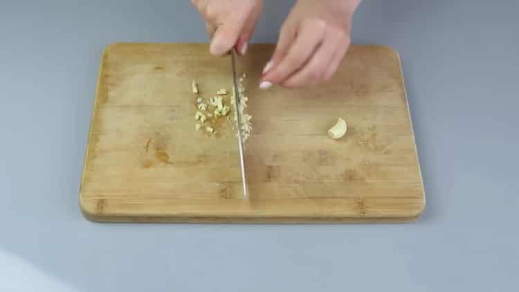 Chop the garlic to make a salad