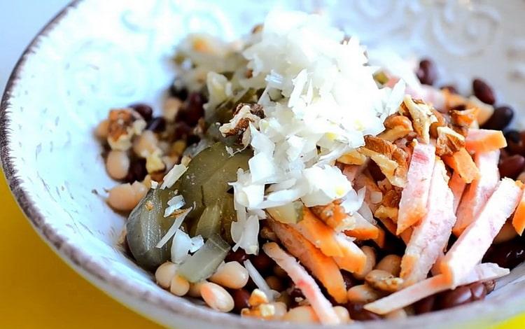 Add onions to make salad