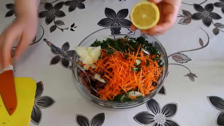 Squeeze lemon juice to make a salad