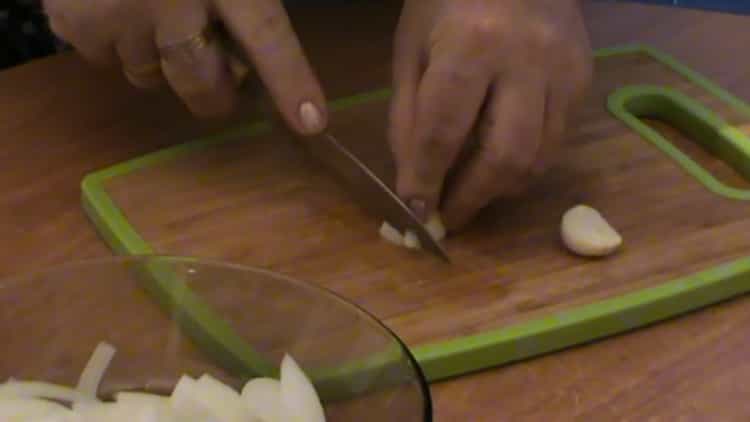 Chop the garlic to make a salad