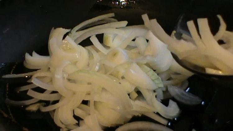 Fry the onion to make a salad