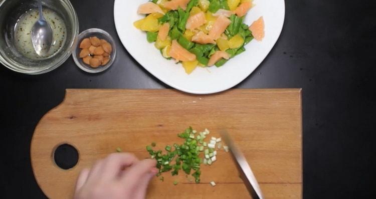 Chop green onions to cook.