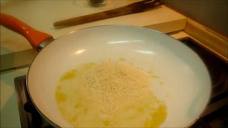 Mix the ingredients to make spaghetti