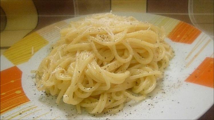 spaghetti with cheese ready