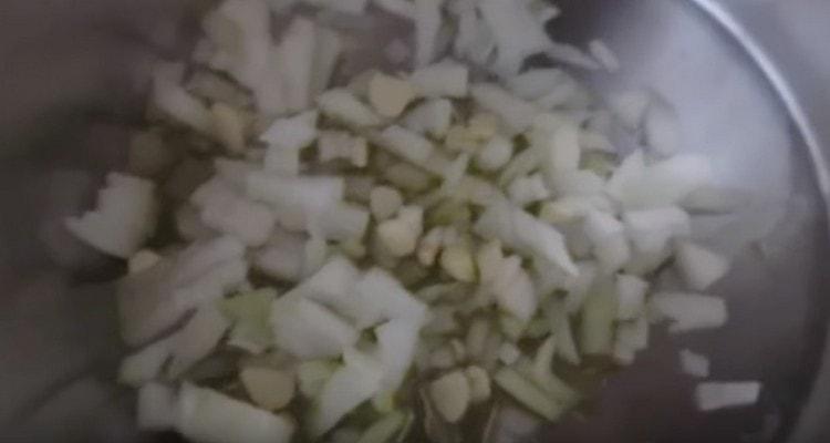 In a pan with a thick bottom, lightly fry the chopped onion.