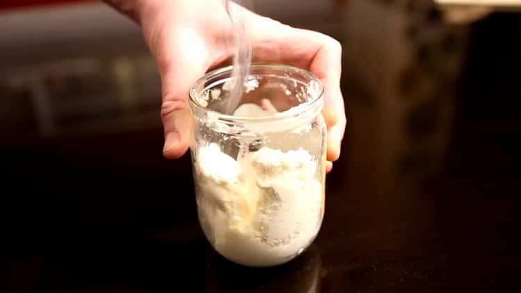 To make soup, pour cream on water