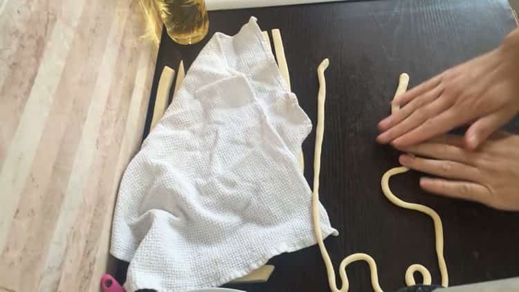 To make dough for the lagman, roll the harnesses