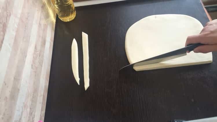 To prepare the dough for the lagman, cut the strips