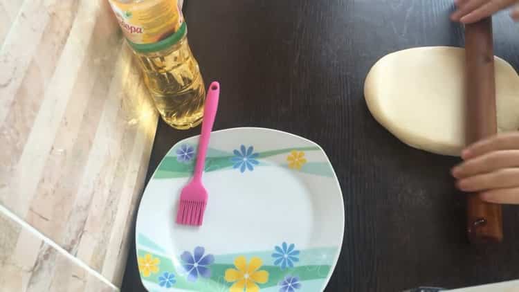 Roll out the dough to make the dough.