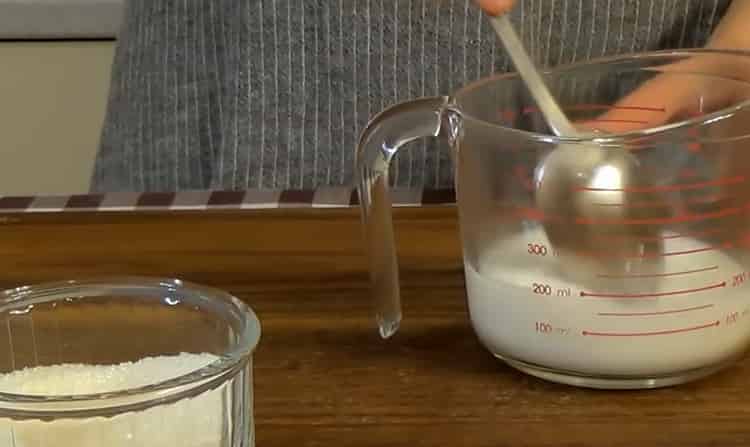 Cooking pizza dough on sour cream