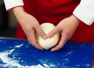 Making thin and soft pizza dough 🍕
