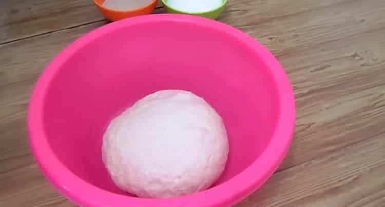 Mix the dough to make the dough.