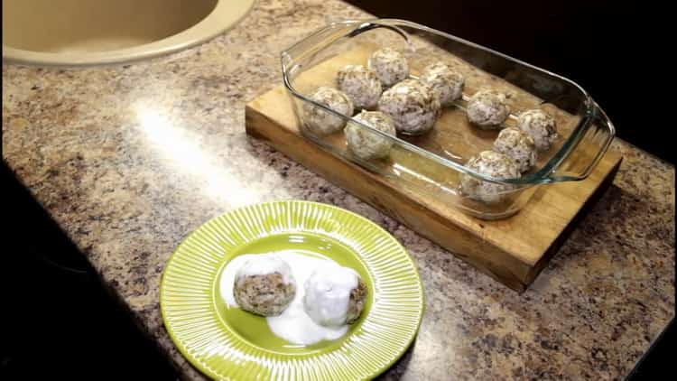 minced chicken meatballs with gravy ready