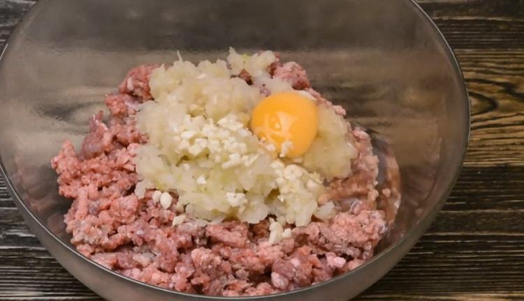 To mix the meatballs, mix the ingredients for the minced meat.