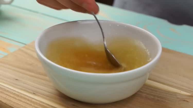 To make a jelly cake, steam the gelatin