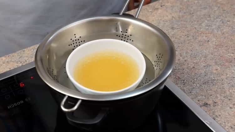 To make a jelly cake, melt the gelatin