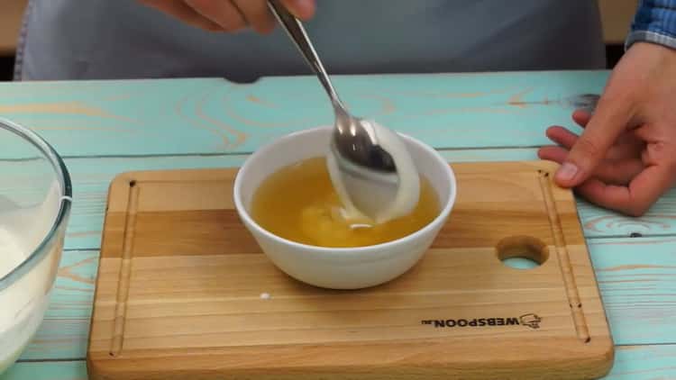 To make a jelly cake, mix the ingredients