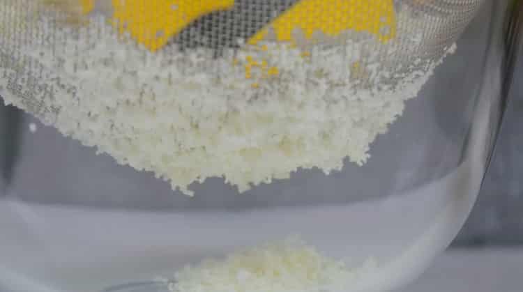 To prepare the cake, grind the cottage cheese