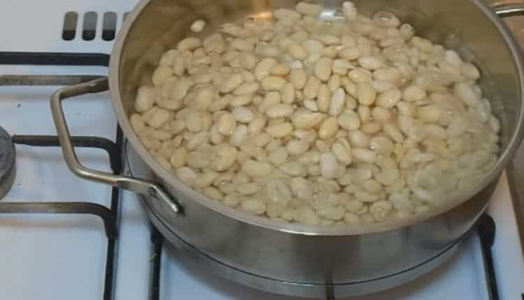 Cooking Beans in Tomato Sauce