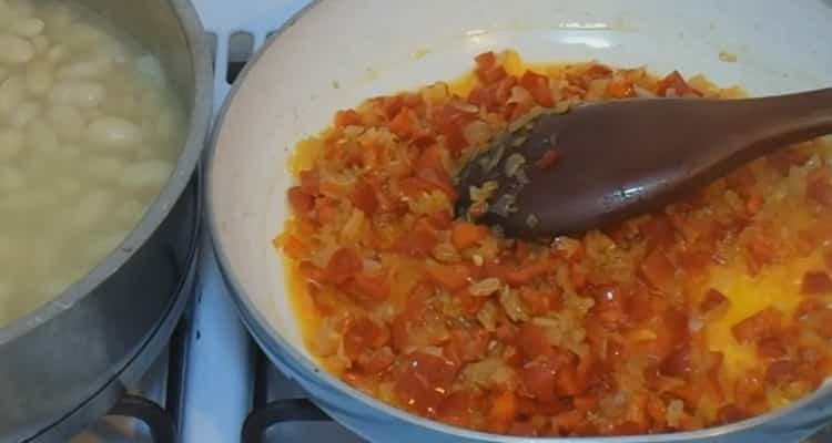 Combine the ingredients for cooking.