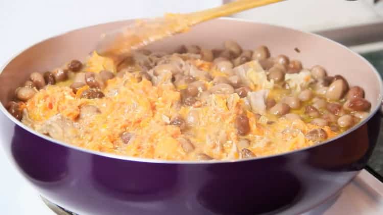 Mix the ingredients to cook.