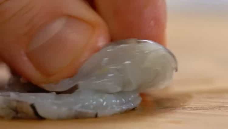 Peel shrimp to make fettuccine