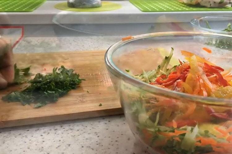 Mix the ingredients to make the fruncheza.