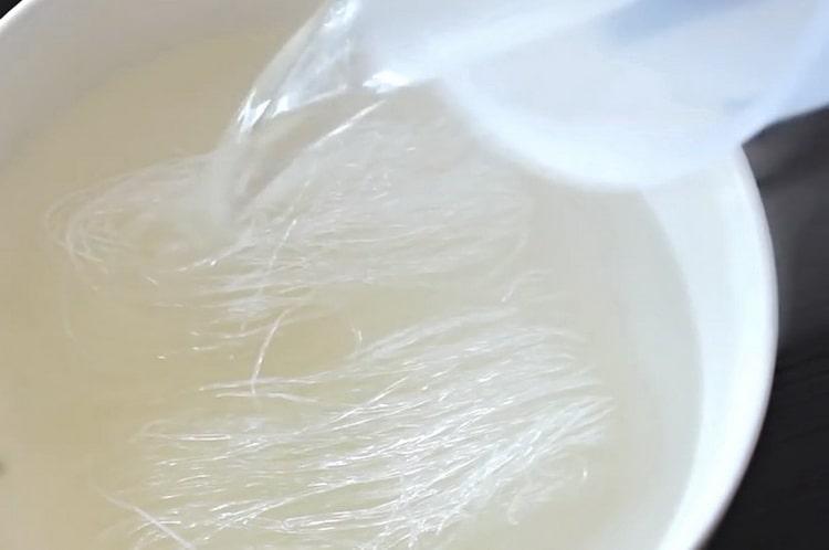 Cooking funchose with pork and vegetables