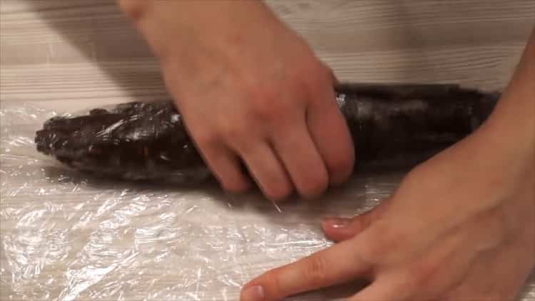 Place the ingredients on the foil to make a dessert