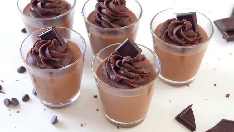 Chocolate mousse according to a step by step recipe with a photo