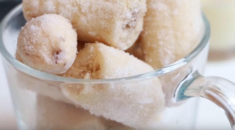 For freezing, bananas can be cut into pieces.