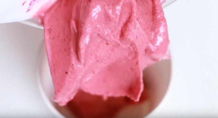 We shift the resulting mass into a glass or mold.