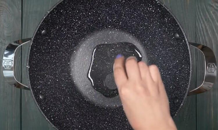 heat the wok pan with vegetable oil.