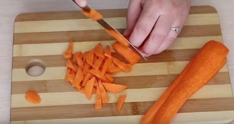 Cut the carrots into strips.