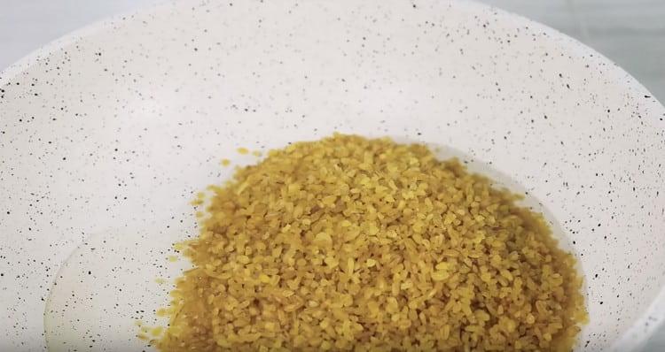 We heat vegetable oil in a pan and spread the bulgur.