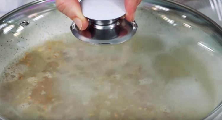 Cooking porridge under the lid.