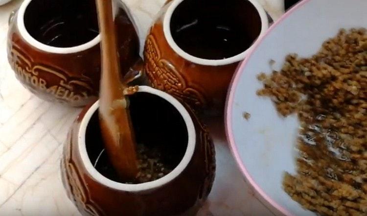 Put the buckwheat in the greased pots.