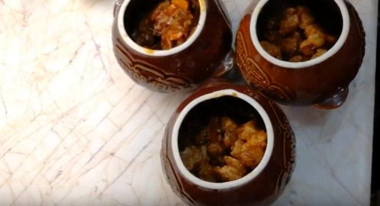 We spread meat with vegetables on top of buckwheat.