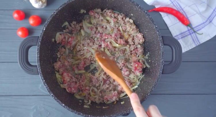Add minced meat to the onion and fry.