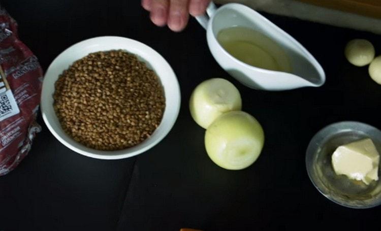 We wash buckwheat and let it dry.