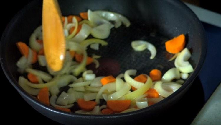 Fry onions with carrots.